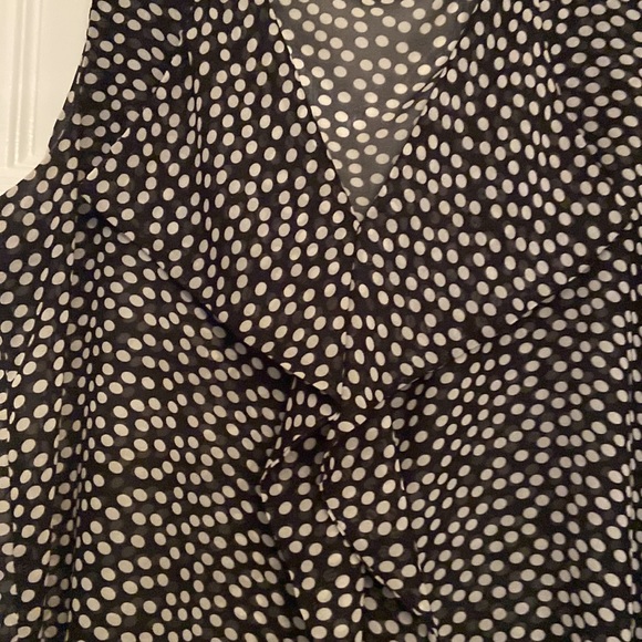 Sleeveless blouse with flared neckline - Picture 2 of 5